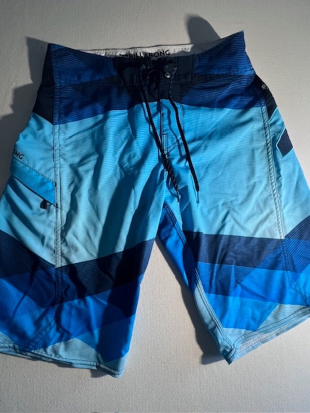 Billabong Platinum X board shorts 28 Waist vibrant blue geometric pattern beach